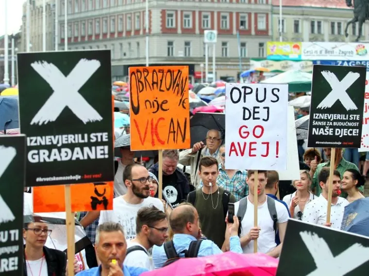 PROSVJED PODR&Scaron;KE OBRAZOVNOJ REFORMI: Ki&scaron;a odgodila prosvjednu &scaron;etnju, ali ljudi nisu posustali