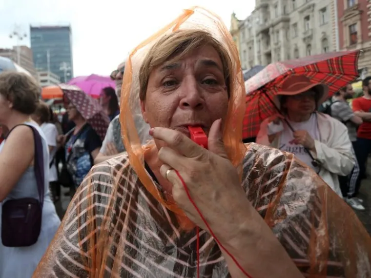 PROSVJED PODR&Scaron;KE OBRAZOVNOJ REFORMI: Ki&scaron;a odgodila prosvjednu &scaron;etnju, ali ljudi nisu posustali