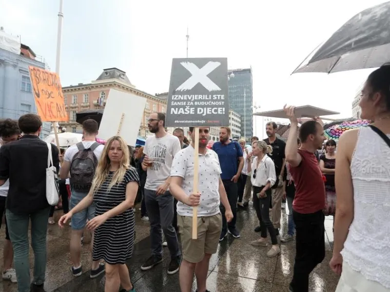 PROSVJED PODR&Scaron;KE OBRAZOVNOJ REFORMI: Ki&scaron;a odgodila prosvjednu &scaron;etnju, ali ljudi nisu posustali