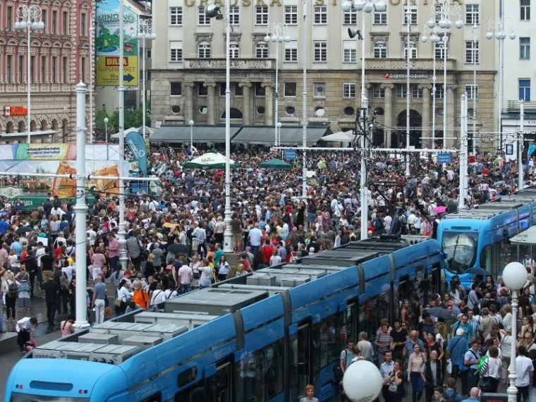 PROSVJED PODR&Scaron;KE OBRAZOVNOJ REFORMI: Ki&scaron;a odgodila prosvjednu &scaron;etnju, ali ljudi nisu posustali