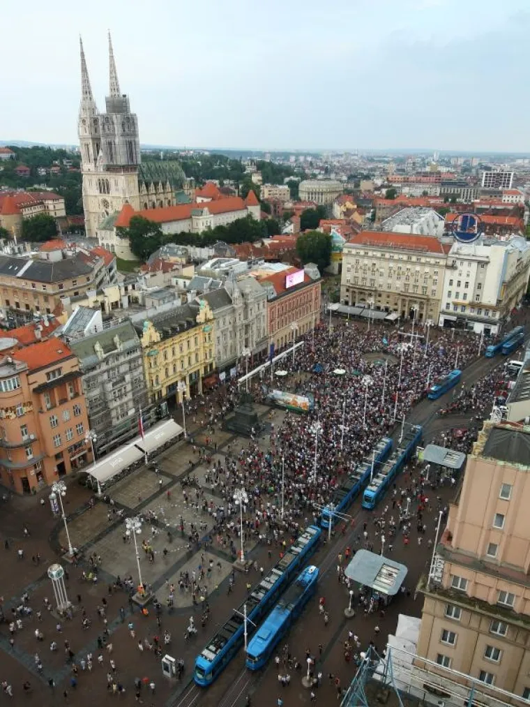 PROSVJED PODR&Scaron;KE OBRAZOVNOJ REFORMI: Ki&scaron;a odgodila prosvjednu &scaron;etnju, ali ljudi nisu posustali
