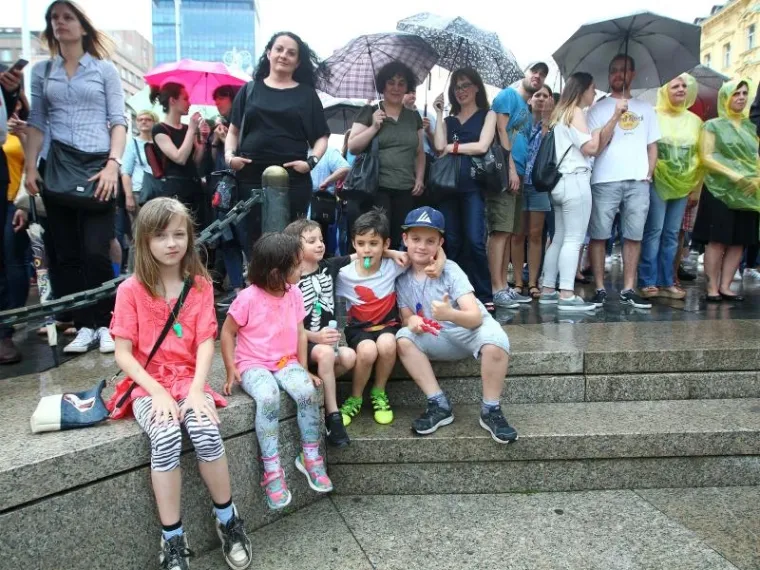 PROSVJED PODR&Scaron;KE OBRAZOVNOJ REFORMI: Ki&scaron;a odgodila prosvjednu &scaron;etnju, ali ljudi nisu posustali