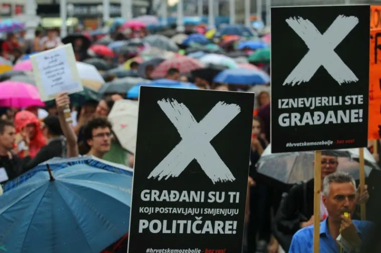 PROSVJED PODR&Scaron;KE OBRAZOVNOJ REFORMI: Ki&scaron;a odgodila prosvjednu &scaron;etnju, ali ljudi nisu posustali