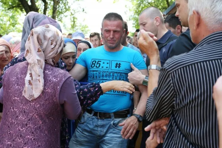 TUŽAN DAN U VELIKOJ KLADUŠI: Na mjesnom groblju u Elezovićima pokopan trogodišnji Denis Pašić