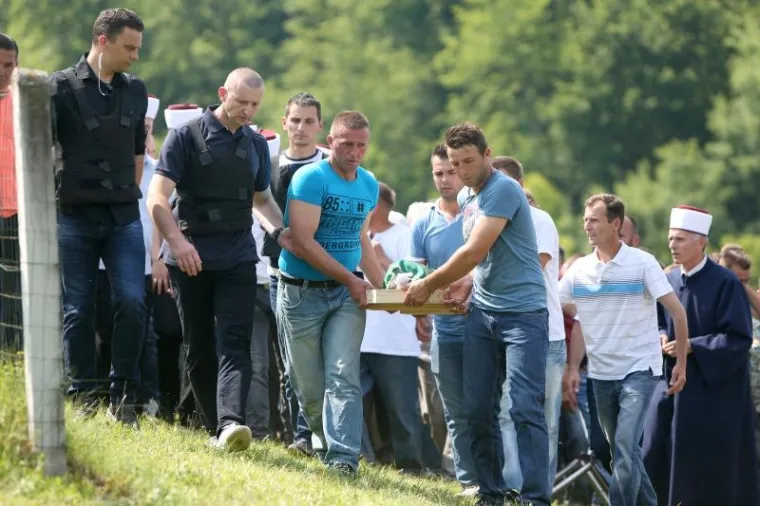 TUŽAN DAN U VELIKOJ KLADU&Scaron;I: Na mjesnom groblju u Elezovićima pokopan trogodi&scaron;nji Denis Pa&scaron;ić