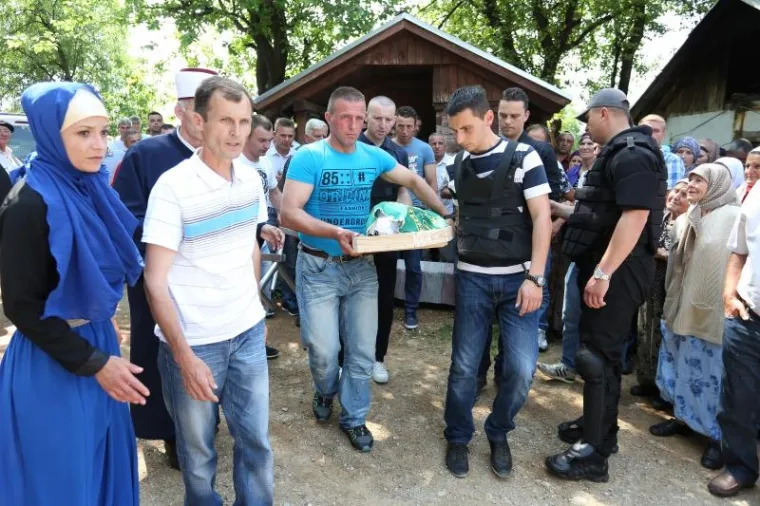 TUŽAN DAN U VELIKOJ KLADU&Scaron;I: Na mjesnom groblju u Elezovićima pokopan trogodi&scaron;nji Denis Pa&scaron;ić