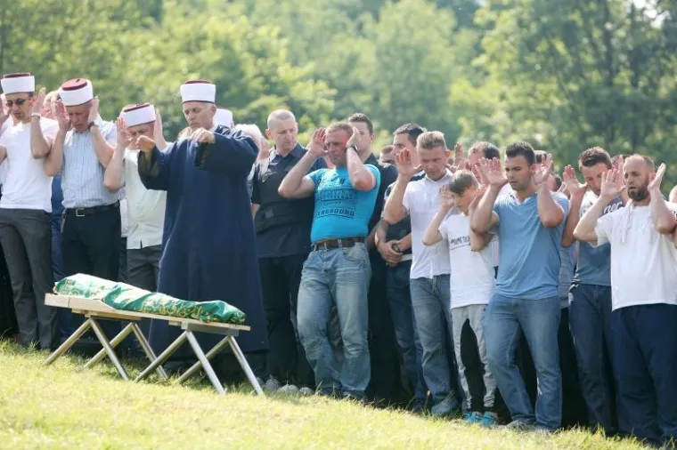 TUŽAN DAN U VELIKOJ KLADU&Scaron;I: Na mjesnom groblju u Elezovićima pokopan trogodi&scaron;nji Denis Pa&scaron;ić