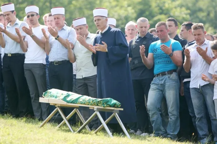 TUŽAN DAN U VELIKOJ KLADU&Scaron;I: Na mjesnom groblju u Elezovićima pokopan trogodi&scaron;nji Denis Pa&scaron;ić