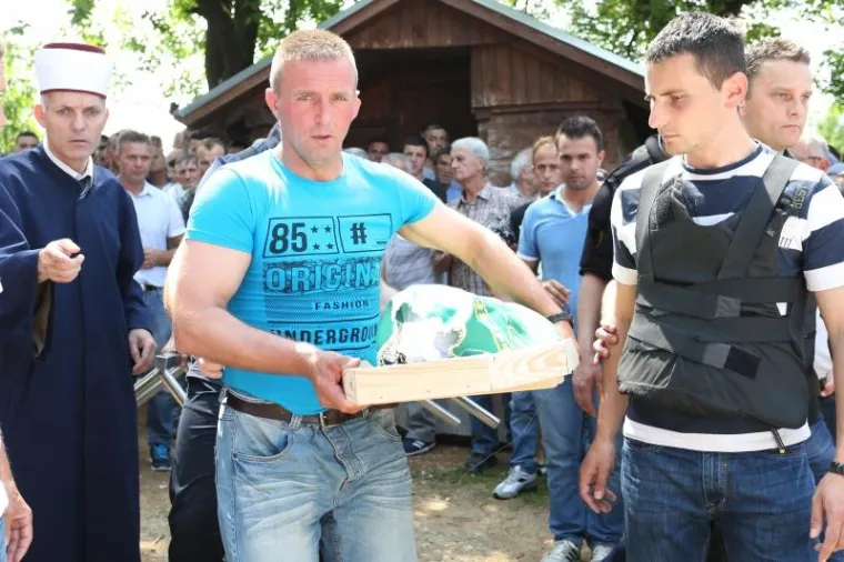 TUŽAN DAN U VELIKOJ KLADU&Scaron;I: Na mjesnom groblju u Elezovićima pokopan trogodi&scaron;nji Denis Pa&scaron;ić