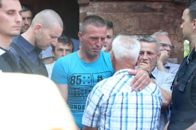 TUŽAN DAN U VELIKOJ KLADU&Scaron;I: Na mjesnom groblju u Elezovićima pokopan trogodi&scaron;nji Denis Pa&scaron;ić