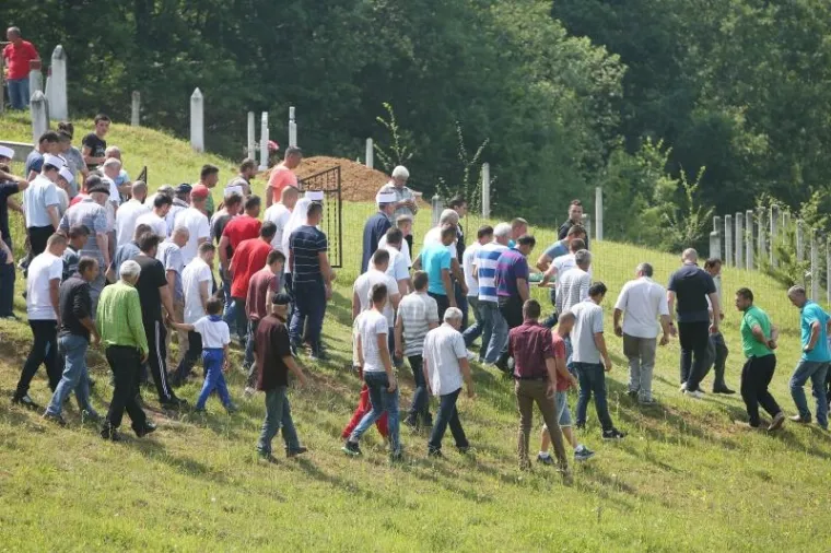 TUŽAN DAN U VELIKOJ KLADU&Scaron;I: Na mjesnom groblju u Elezovićima pokopan trogodi&scaron;nji Denis Pa&scaron;ić
