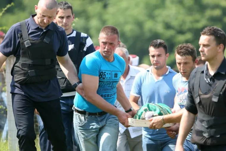 TUŽAN DAN U VELIKOJ KLADU&Scaron;I: Na mjesnom groblju u Elezovićima pokopan trogodi&scaron;nji Denis Pa&scaron;ić