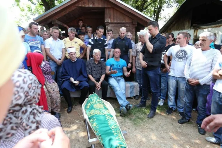 TUŽAN DAN U VELIKOJ KLADU&Scaron;I: Na mjesnom groblju u Elezovićima pokopan trogodi&scaron;nji Denis Pa&scaron;ić