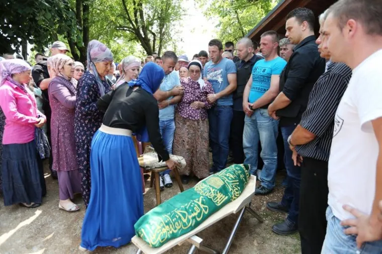 TUŽAN DAN U VELIKOJ KLADU&Scaron;I: Na mjesnom groblju u Elezovićima pokopan trogodi&scaron;nji Denis Pa&scaron;ić