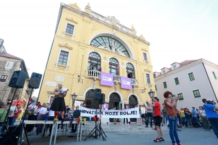 Točno godinu dana od velikog prosvjeda na Trgu bana Jelačića održanog povodom zastoja kurikularne reforme pod sloganom “Hrvatska može bolje” danas se održava novi prosvjed pod sloganom “Čekajući tramvaj zvan obrazovna reforma” u šest hrvatskih gradova.