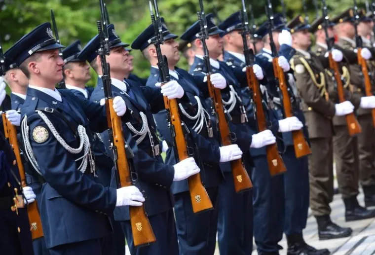 SVEČANI PRIJEM ZA PREDSJEDNIKA KOSOVA: Evo kako je Kolinda dočekala Hashima Thacija