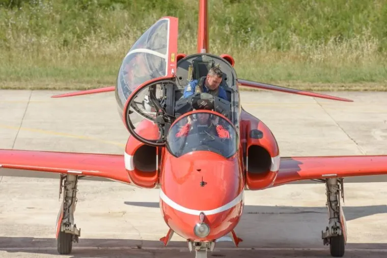 BRITANSKI I HRVATSKI PILOTI IZVODILI AKROBACIJE U ZRAKU: Evo kako je izgledao spektakl nad zadarskim nebom