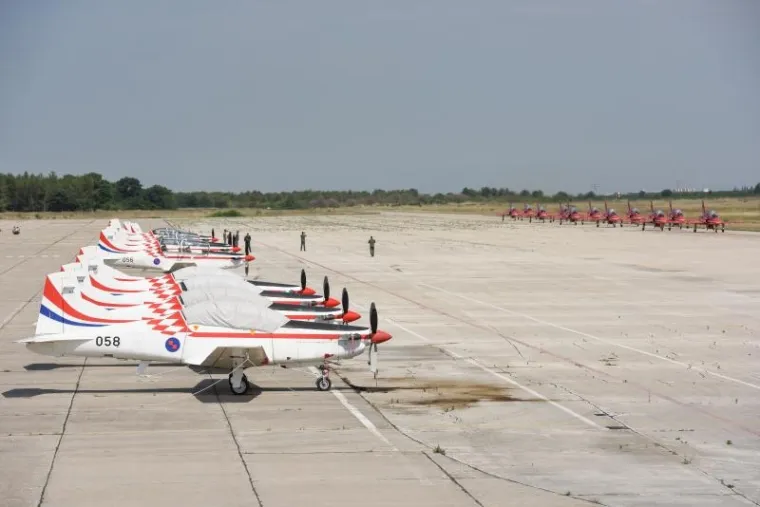 BRITANSKI I HRVATSKI PILOTI IZVODILI AKROBACIJE U ZRAKU: Evo kako je izgledao spektakl nad zadarskim nebom