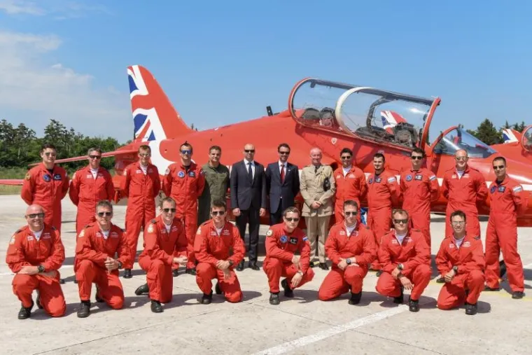 BRITANSKI I HRVATSKI PILOTI IZVODILI AKROBACIJE U ZRAKU: Evo kako je izgledao spektakl nad zadarskim nebom