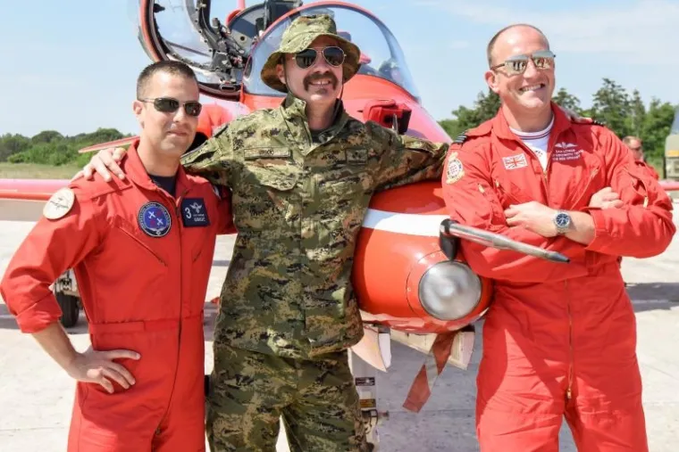 BRITANSKI I HRVATSKI PILOTI IZVODILI AKROBACIJE U ZRAKU: Evo kako je izgledao spektakl nad zadarskim nebom