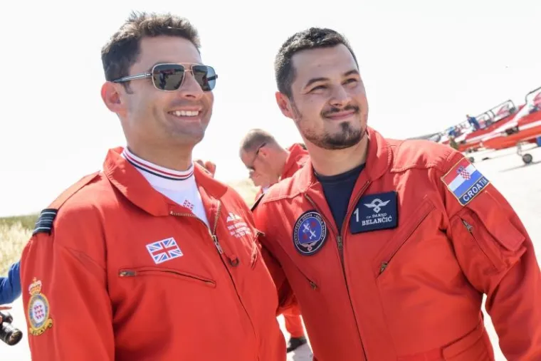 BRITANSKI I HRVATSKI PILOTI IZVODILI AKROBACIJE U ZRAKU: Evo kako je izgledao spektakl nad zadarskim nebom