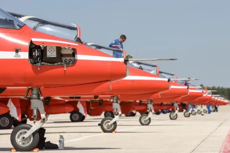 BRITANSKI I HRVATSKI PILOTI IZVODILI AKROBACIJE U ZRAKU: Evo kako je izgledao spektakl nad zadarskim nebom