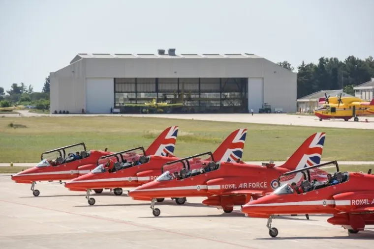 BRITANSKI I HRVATSKI PILOTI IZVODILI AKROBACIJE U ZRAKU: Evo kako je izgledao spektakl nad zadarskim nebom