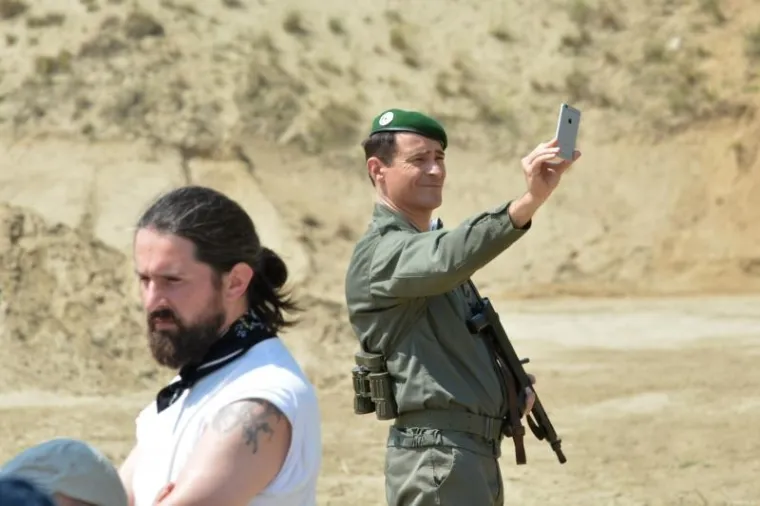 Goran Višnjić vrijeme je kratio snimanjem selfija.