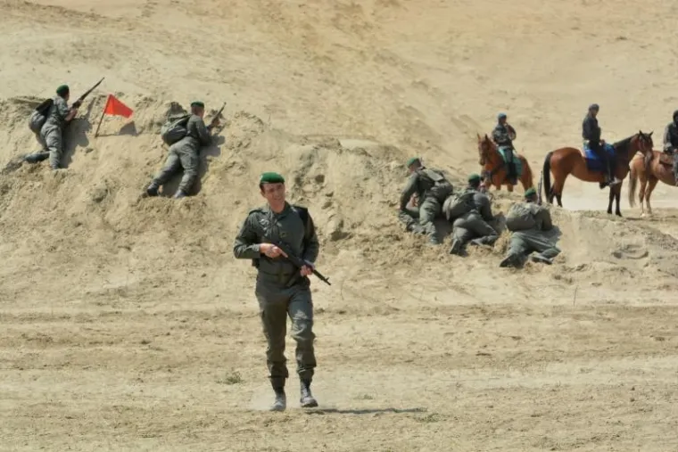 GORAN VIŠNJIĆ FASCINIRAN HRVATSKOM SAHAROM: Pauzu na snimanju iskoristio za selfije s devama i konjima
