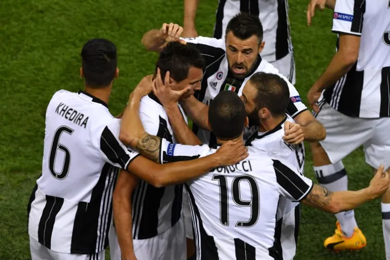 OVAKO SLAVI MAJSTOR: Mandžukić pogotkom bacio Juveove navijače u trans, a onda krenuo u ludu proslavu