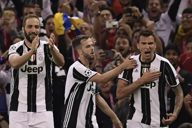 OVAKO SLAVI MAJSTOR: Mandžukić pogotkom bacio Juveove navijače u trans, a onda krenuo u ludu proslavu