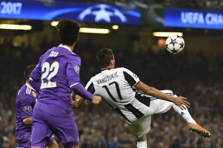 OVAKO SLAVI MAJSTOR: Mandžukić pogotkom bacio Juveove navijače u trans, a onda krenuo u ludu proslavu