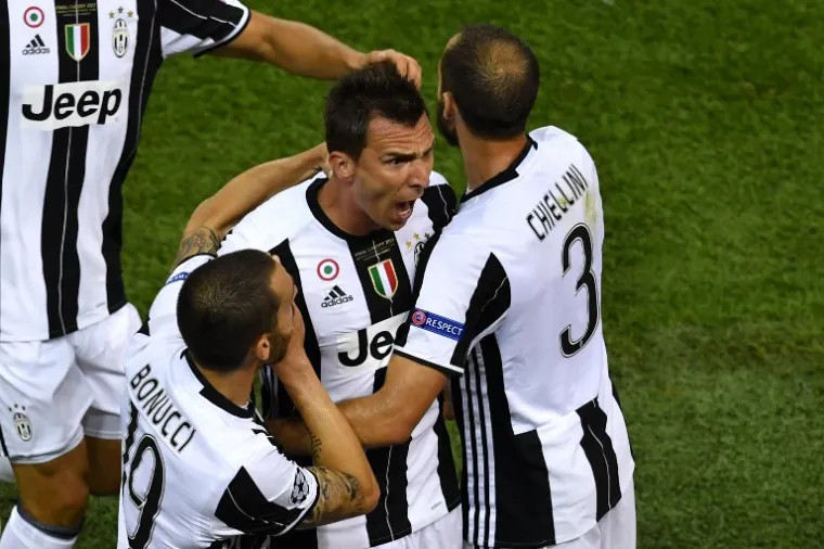 OVAKO SLAVI MAJSTOR: Mandžukić pogotkom bacio Juveove navijače u trans, a onda krenuo u ludu proslavu