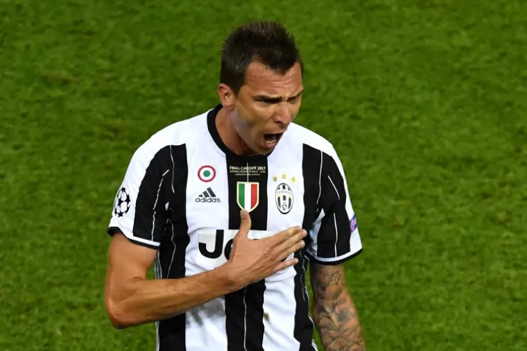 OVAKO SLAVI MAJSTOR: Mandžukić pogotkom bacio Juveove navijače u trans, a onda krenuo u ludu proslavu