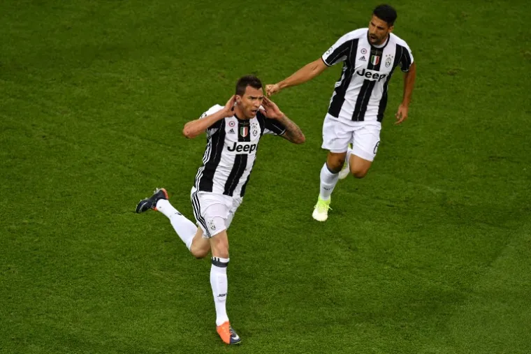 OVAKO SLAVI MAJSTOR: Mandžukić pogotkom bacio Juveove navijače u trans, a onda krenuo u ludu proslavu