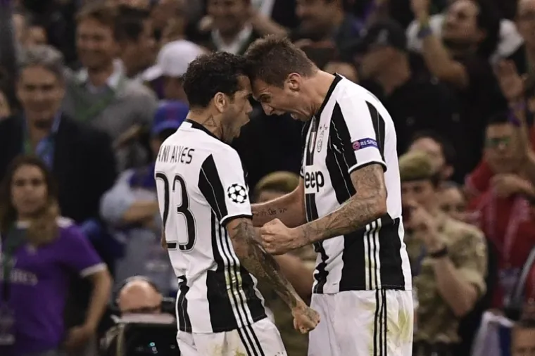 OVAKO SLAVI MAJSTOR: Mandžukić pogotkom bacio Juveove navijače u trans, a onda krenuo u ludu proslavu