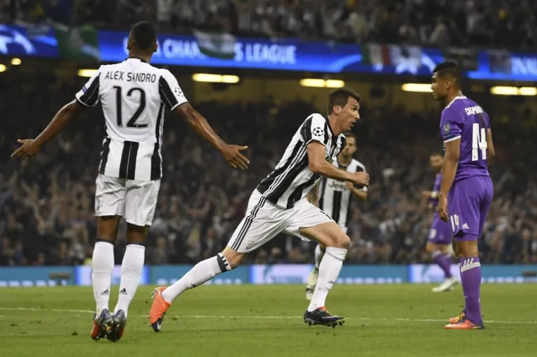 OVAKO SLAVI MAJSTOR: Mandžukić pogotkom bacio Juveove navijače u trans, a onda krenuo u ludu proslavu