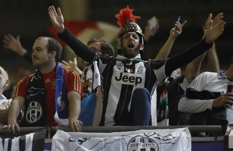 OSJETITE ATMOSFERU S TRIBINA: Navijači Reala i Juventusa u euforiji čekaju start utakmice sezone