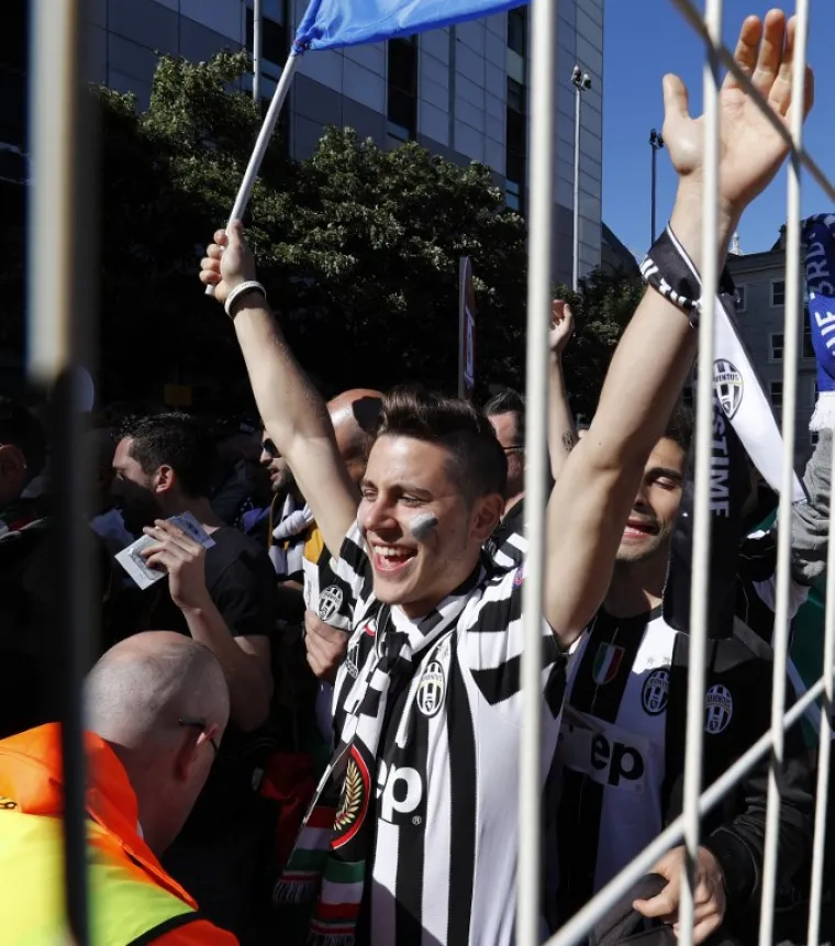 OSJETITE ATMOSFERU S TRIBINA: Navijači Reala i Juventusa u euforiji čekaju start utakmice sezone