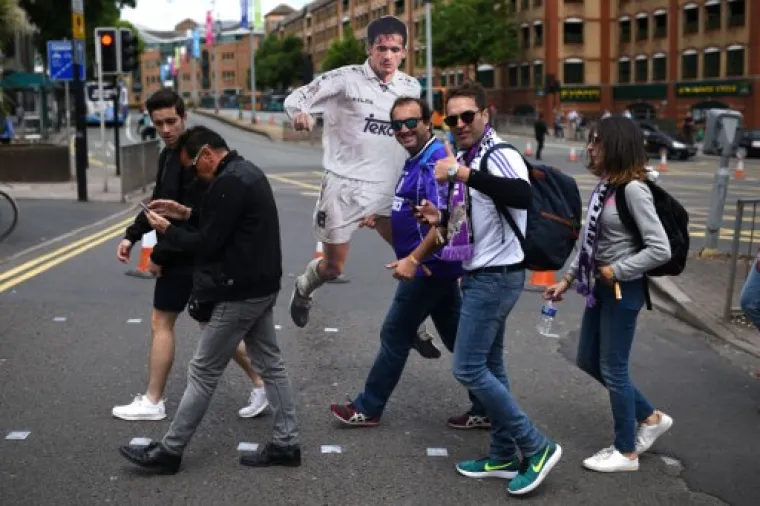 LUDNICA U CARDIFFU: Navijačka groznica zavladala je prijestolnicom Walesa!