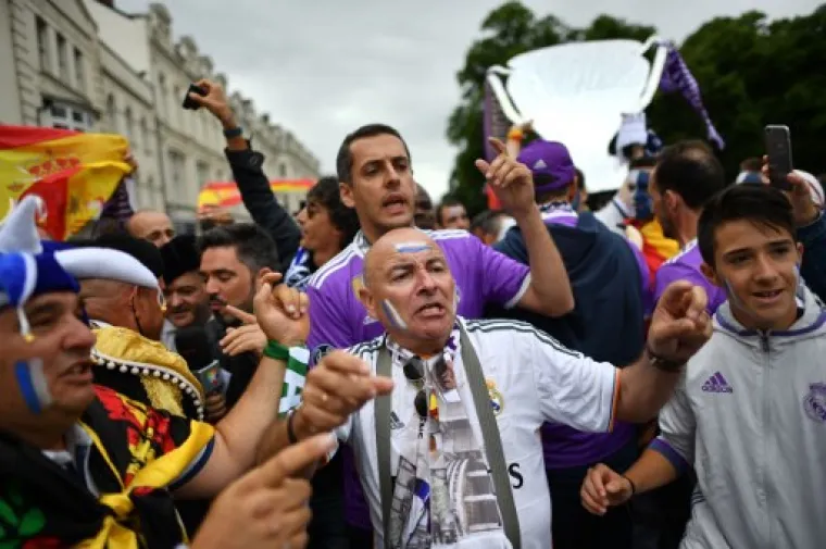 LUDNICA U CARDIFFU: Navijačka groznica zavladala je prijestolnicom Walesa!