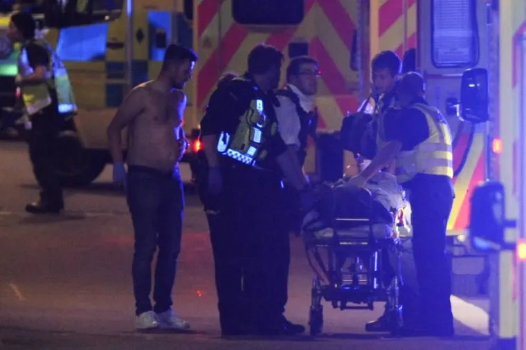 TERORISTIČKI NAPAD U LONDONU: Na desetke ljudi stradalo je na London Bridgeu i Borough Marketu