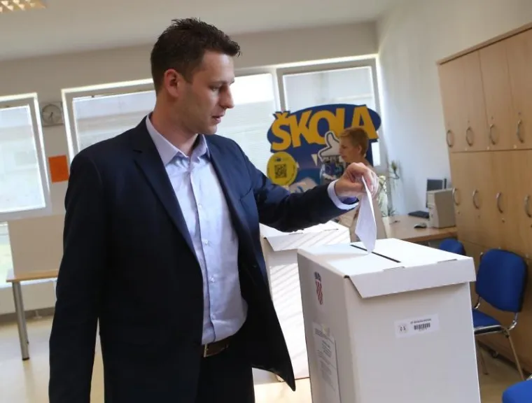 Na izbore je u rano jutro iza&scaron;ao u Metkoviću i &scaron;ef Mosta Božo Petrov