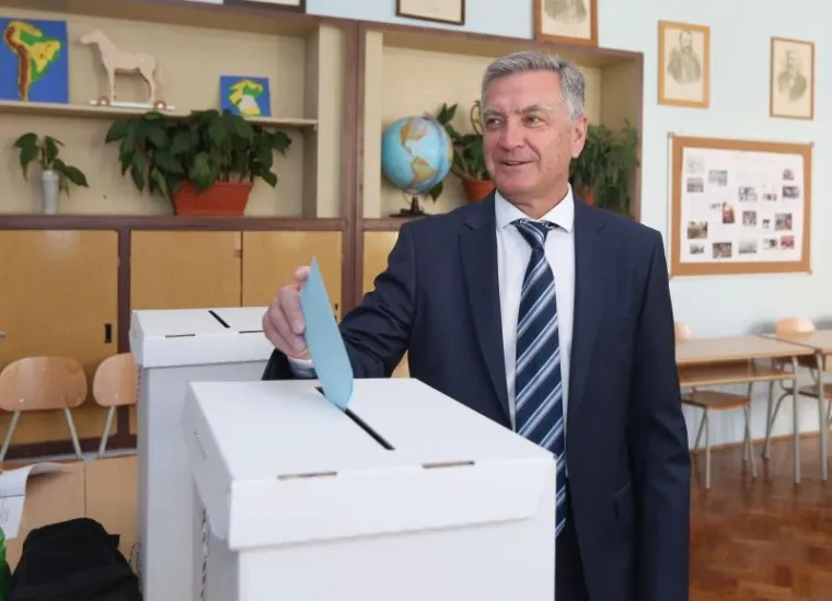 Željko Burić, kandidat HDZ-a za gradonačelnika grada &Scaron;ibenika glasovao u drugom krugu na lokalnim izborima.