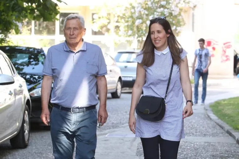 Mostova kandidatkinja za gradonačelnicu u Metkoviću Katarina Ujdur iza&scaron;la je na izbore u pratnji svog oca.