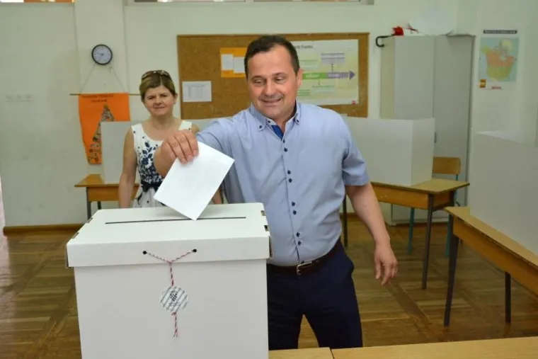 Bjelovarčani u 2. krugu biraju gradonačelnika, a kandidati su Dario Hrebak i Davorin Posavac. Od kandidata za gradonacelnika na biraliste je iza&scaron;ao i Davorin Posavac u pratnji supruge.