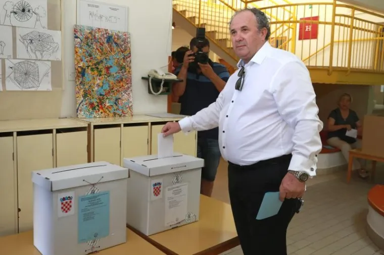 Željko Kerum i supruga Fani na glasovanju u drugom krugu lokalnih izbora u Splitu.