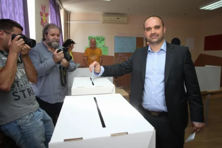 HDZ-ov kandidat za gradonačelnika Dalibor Milan na birali&scaron;te je iza&scaron;ao u pratnji supruge