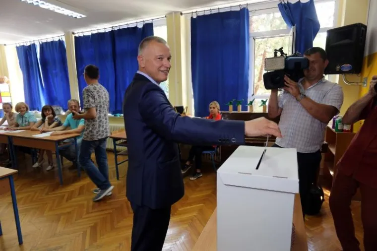 I PREDSJEDNICA ISPUNILA GRAĐANSKU DUŽNOST: Dobro raspoložena Grabar Kitarović ubacila listić u kutiju