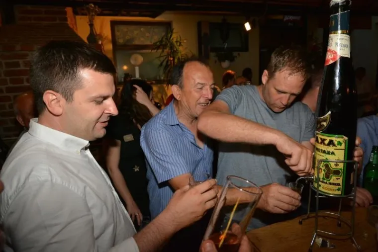 Dario Hrebak u utrci za gradonačelnika pobijedio je i Davorina Posavca s oko 65 posto glasova. U pobjedničkom stožeru Darija Hrebaka umjesto uz pjenušac slavilo se uz metaxu od tri litre staru 30 godina, a na meniju je bila janjetina